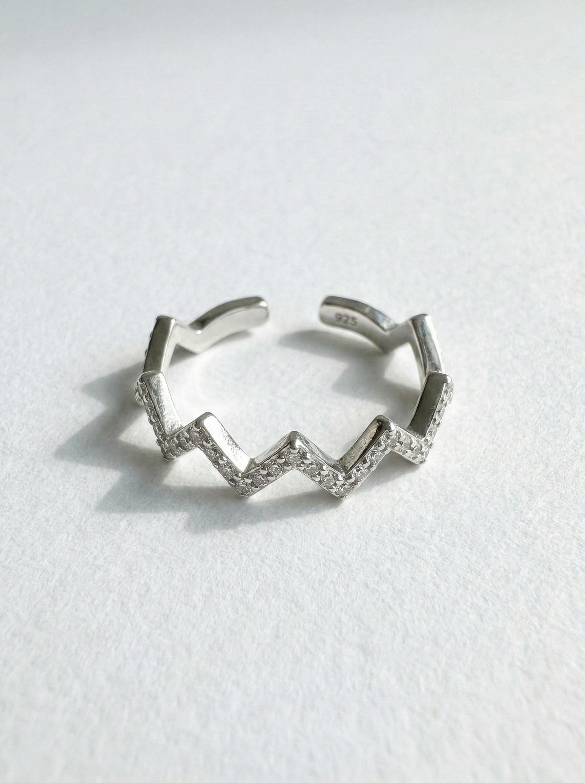 Martina — Anello a Zigzag con Zirconi
