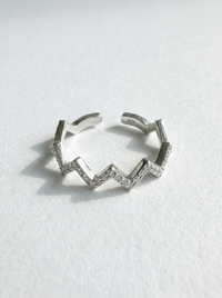 Martina — Anello a Zigzag con Zirconi