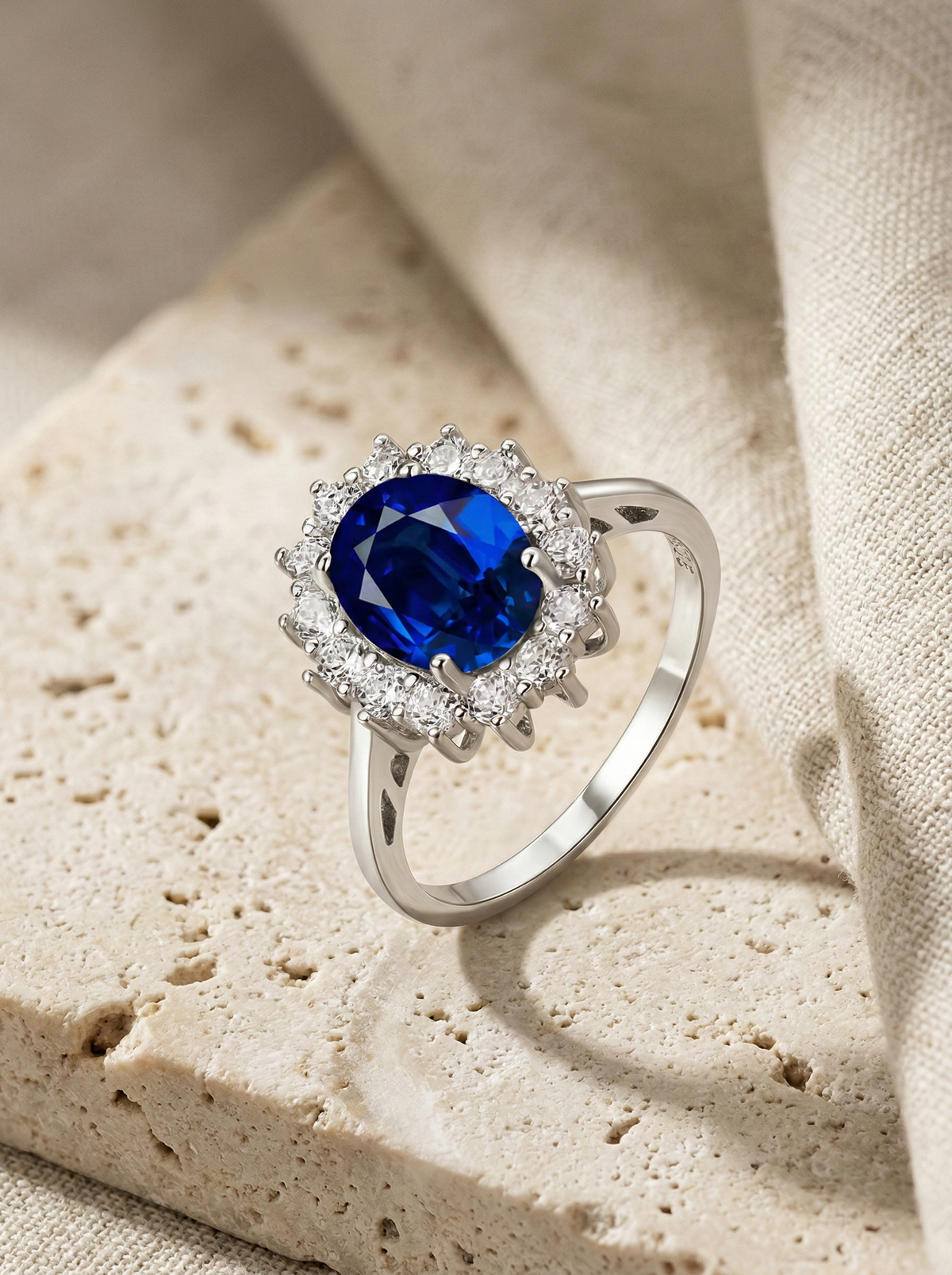 Diana — Anello a Onde con Zirconi