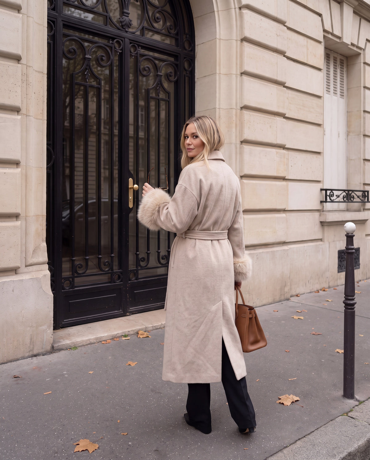 Cappotto Annabella lungo a vestaglia con polsini in ecopelliccia — Beige