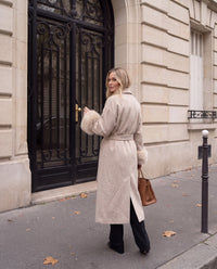Cappotto Annabella lungo a vestaglia con polsini in ecopelliccia — Beige