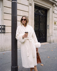 Cappotto Annabella lungo a vestaglia con polsini in ecopelliccia — Panna