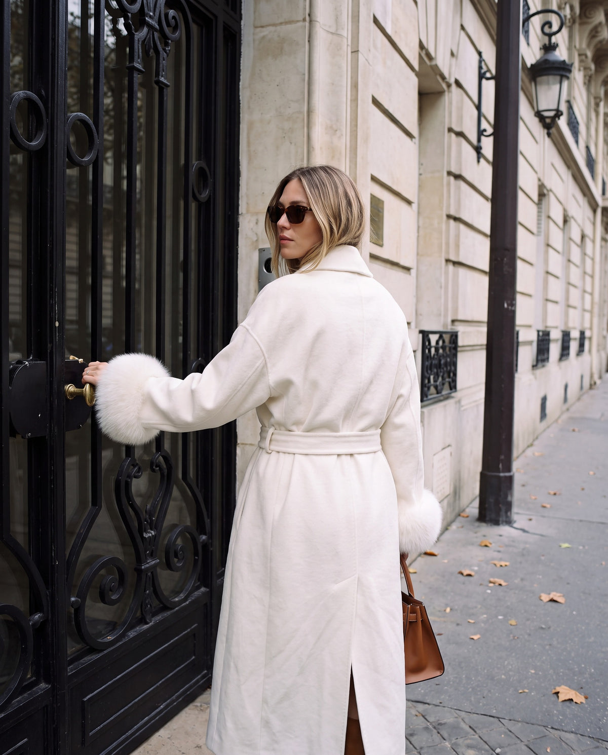 Cappotto Annabella lungo a vestaglia con polsini in ecopelliccia — Panna