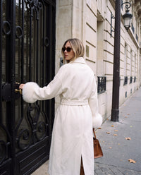 Cappotto Annabella lungo a vestaglia con polsini in ecopelliccia — Panna