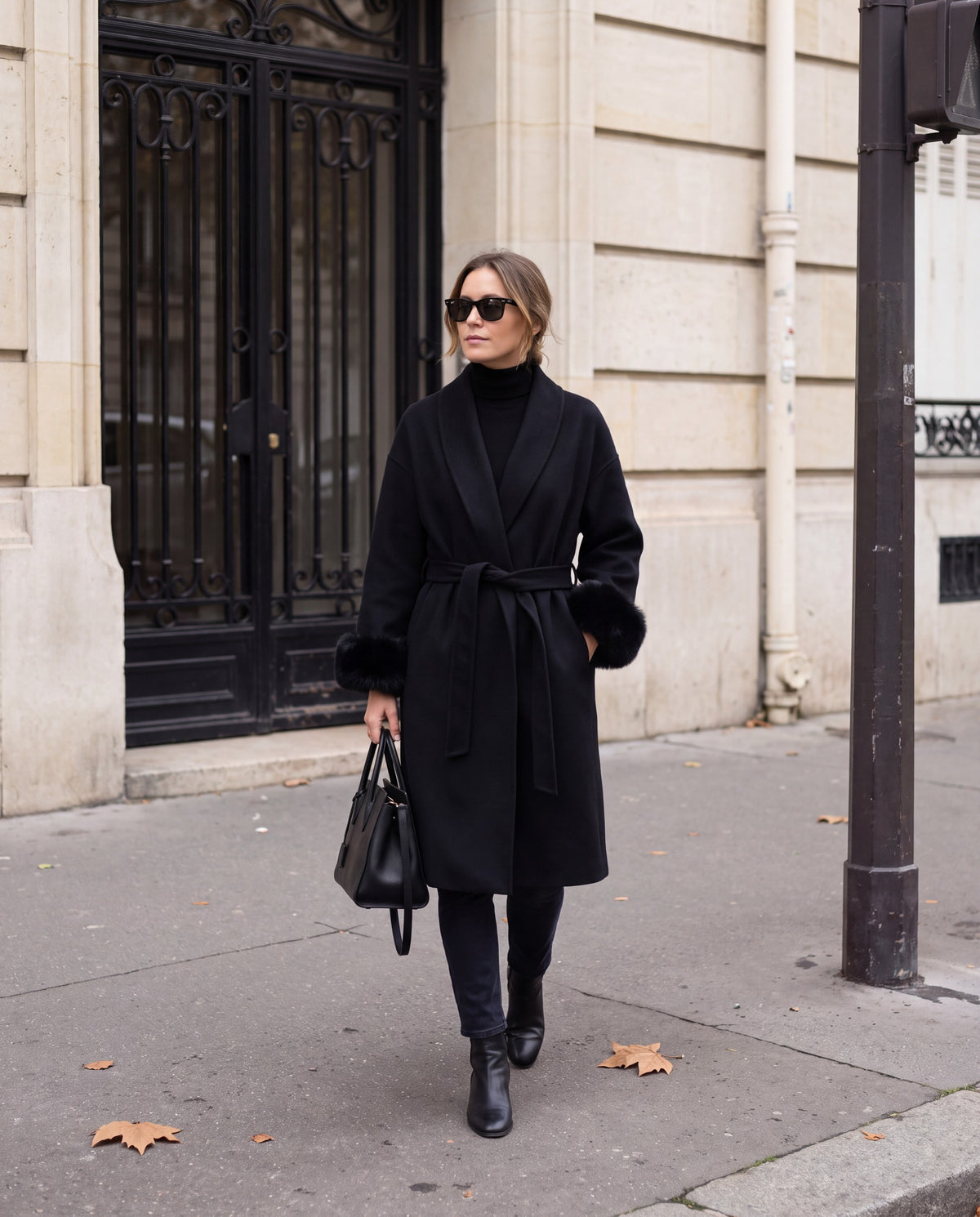 Cappotto Annabella lungo a vestaglia con polsini in ecopelliccia — Nero