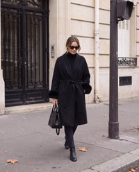 Cappotto Annabella lungo a vestaglia con polsini in ecopelliccia — Nero