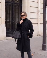Cappotto Annabella lungo a vestaglia con polsini in ecopelliccia — Nero