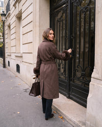 Cappotto Annabella lungo a vestaglia con polsini in ecopelliccia — Cioccolato