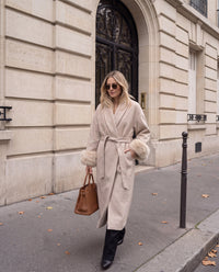 Cappotto Annabella lungo a vestaglia con polsini in ecopelliccia — Beige