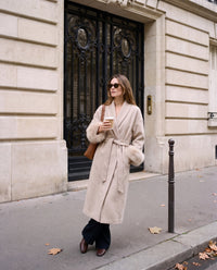 Cappotto Annabella lungo a vestaglia con polsini in ecopelliccia — Beige