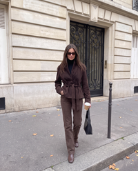 Giacca Camilla cioccolato effetto scamosciato con cintura, look tono su tono