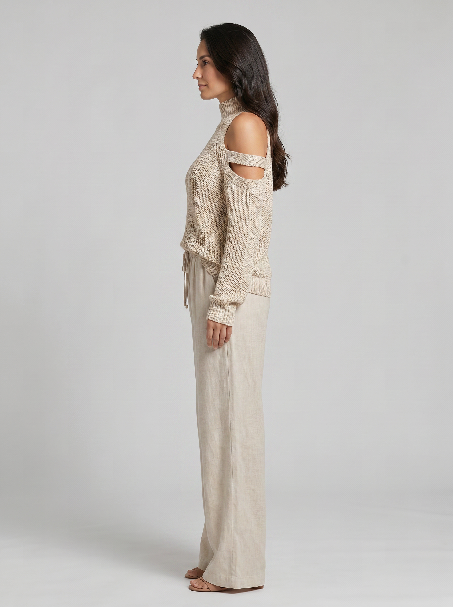 Conjunto de top de cuello tortuga en punto beige con hombros al descubierto y pantalones de pierna ancha