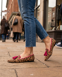 Mocassino Ginevra — Leopardo Scamosciato, Nappine Fucsia