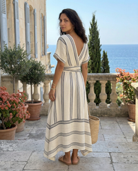 Teresa | Abito Midi a Vita Avvolgente con Scollo a V e Manica Corta