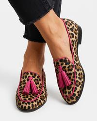Mocasín Fiamma — Leopardo con Bordes y Borlas Fucsia