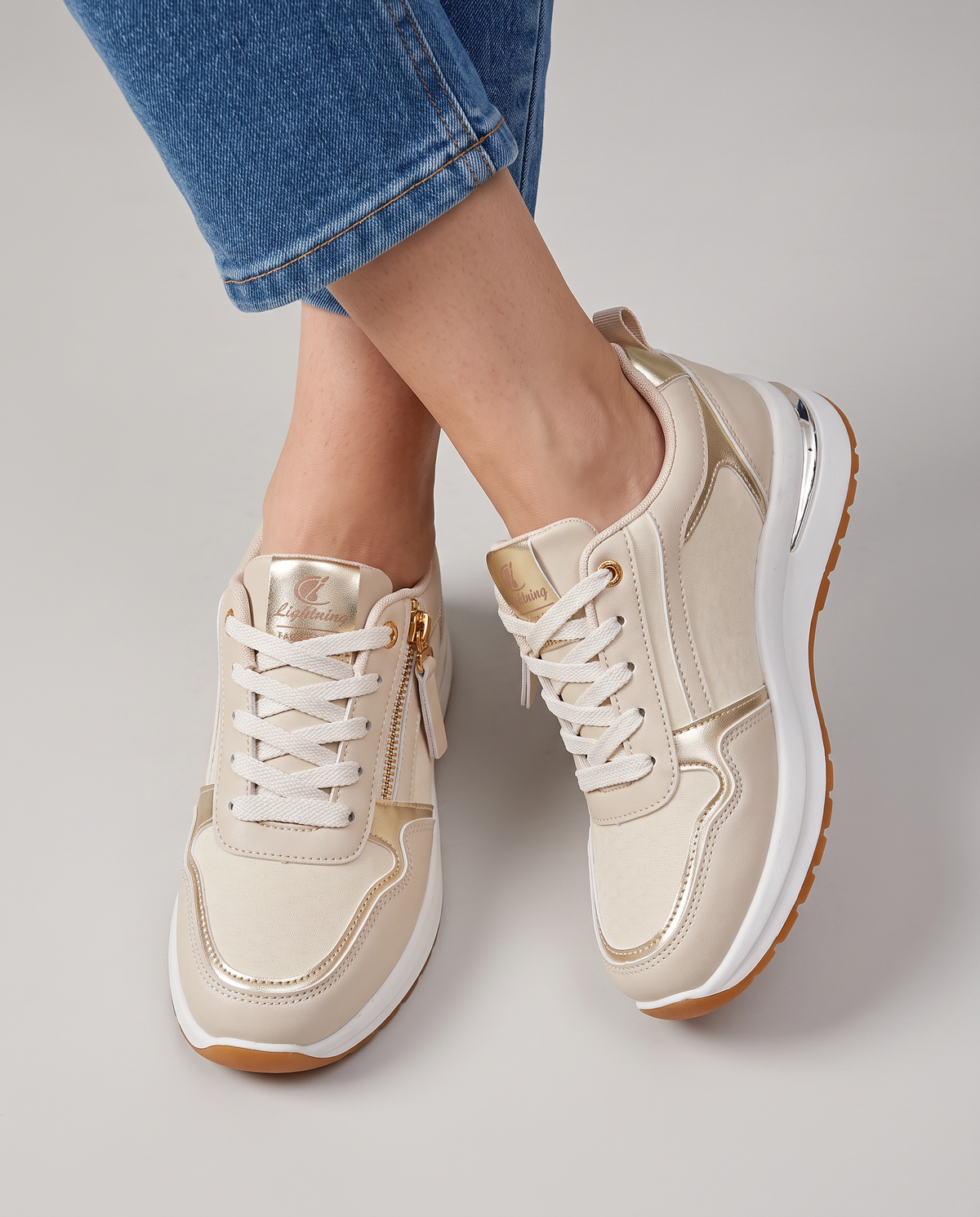 Sneakers Comode con Zip e Dettagli Metallizzati