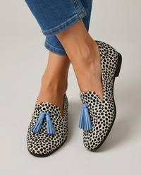 Mocassini Nadia — Leopardo Bianco e Nero con Nappine Azzurre