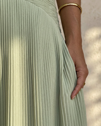 Maddalena | Sophisticated Elegance that Delicately Elongates