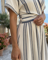 Teresa | Abito Midi a Vita Avvolgente con Scollo a V e Manica Corta