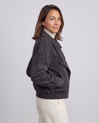 Giacca biker Livia di profilo: volume oversize e fondo elasticizzato