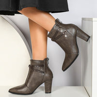 Stivaletto Lecce con tacco e charm — Fango