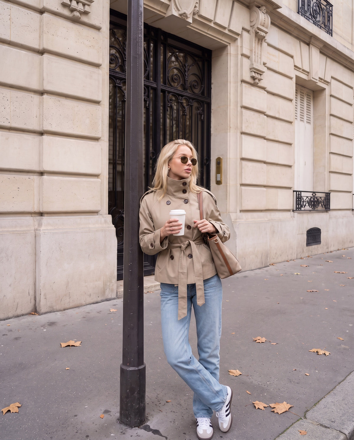 Trench Mirella corto con cintura — Beige