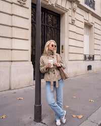 Trench Mirella corto con cintura — Beige