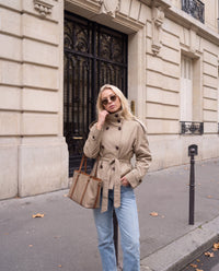 Trench Mirella corto con cintura — Beige