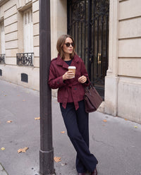 Trench Mirella corto con cintura — Bordeaux