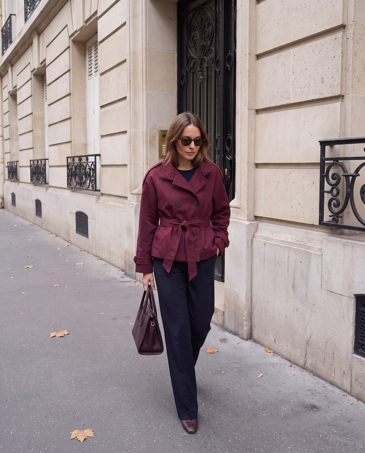 Trench Mirella corto con cintura — Bordeaux